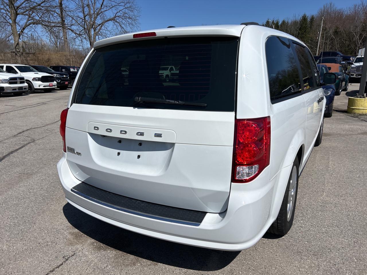 2020 Dodge Grand Caravan SE, CLEAN CARFAX, BACK UP CAMERA! Photo