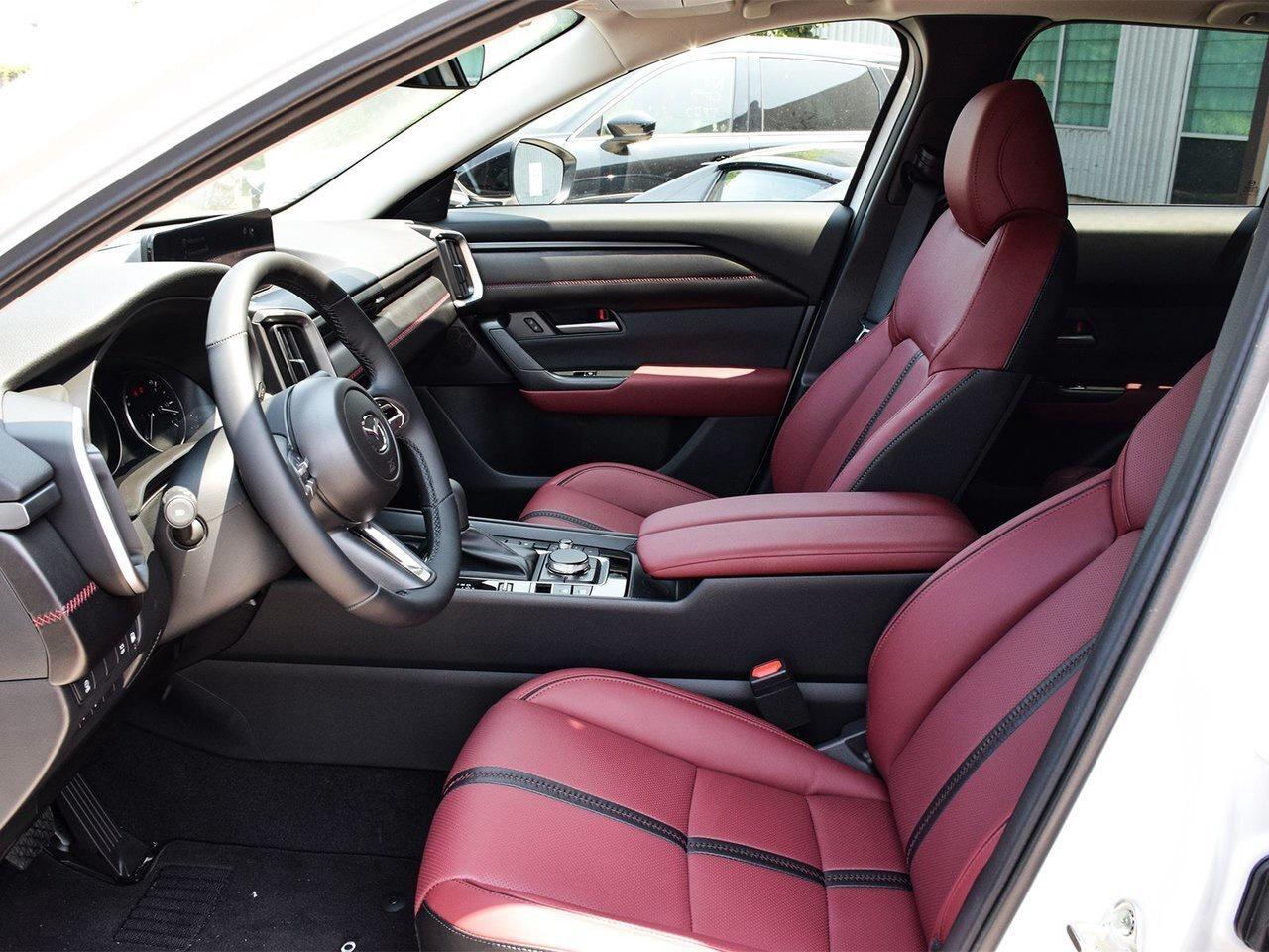 2025 Mazda CX-50 Hybrid Kuro 6.99 OAC. 96M  BRAND NEW  Hybrid  Pano Roof Photo