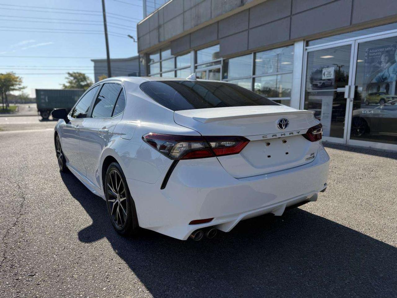 2024 Toyota Camry Hybrid SE Auto Photo