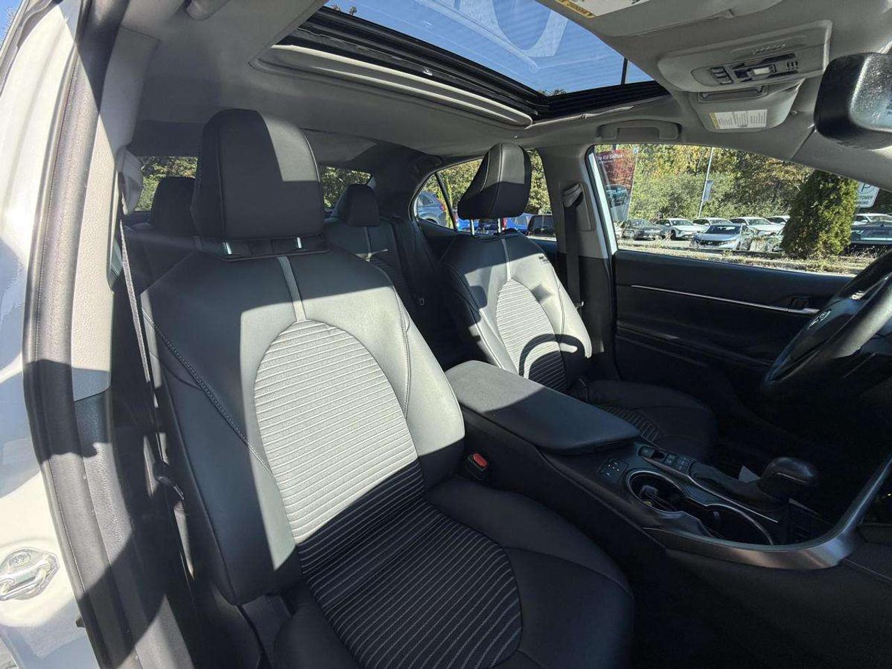 2024 Toyota Camry Hybrid SE Auto Photo
