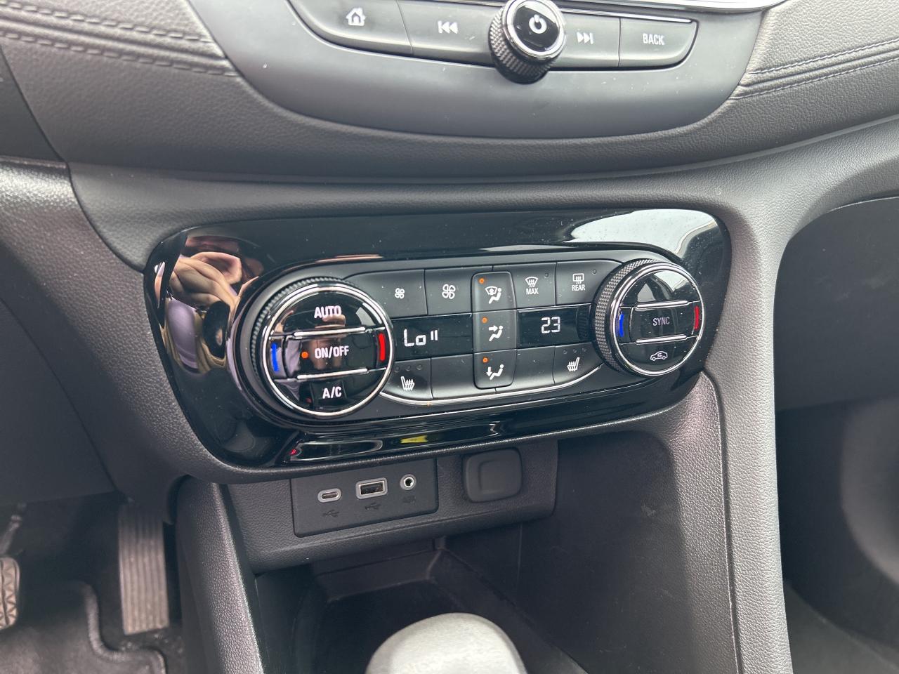 2023 Buick Encore GX REMOTE START, AWD, HEATED SEATS, CLEAN CARFAX! Photo