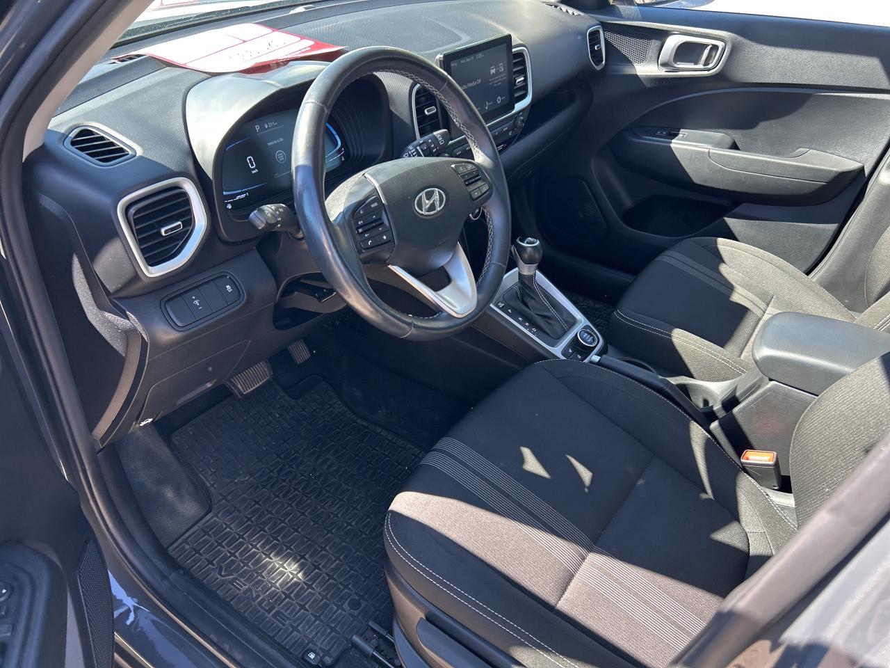 2023 Hyundai Venue PREFERRED, CLEAN CARFAX, REMOTE START, BACK UP CAM Photo