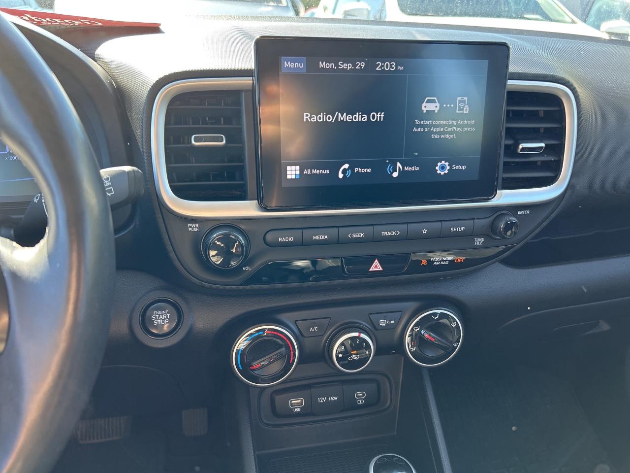 2023 Hyundai Venue PREFERRED, CLEAN CARFAX, REMOTE START, BACK UP CAM Photo