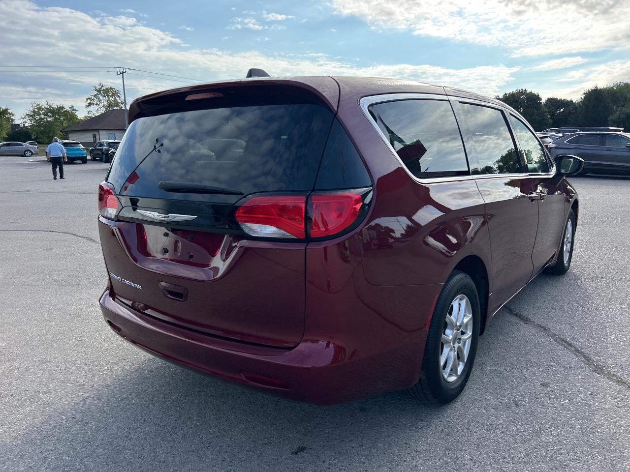 2022 Chrysler Grand Caravan SXT, CLEAN CARFAX, POWER DOORS, REMOTE START! Photo