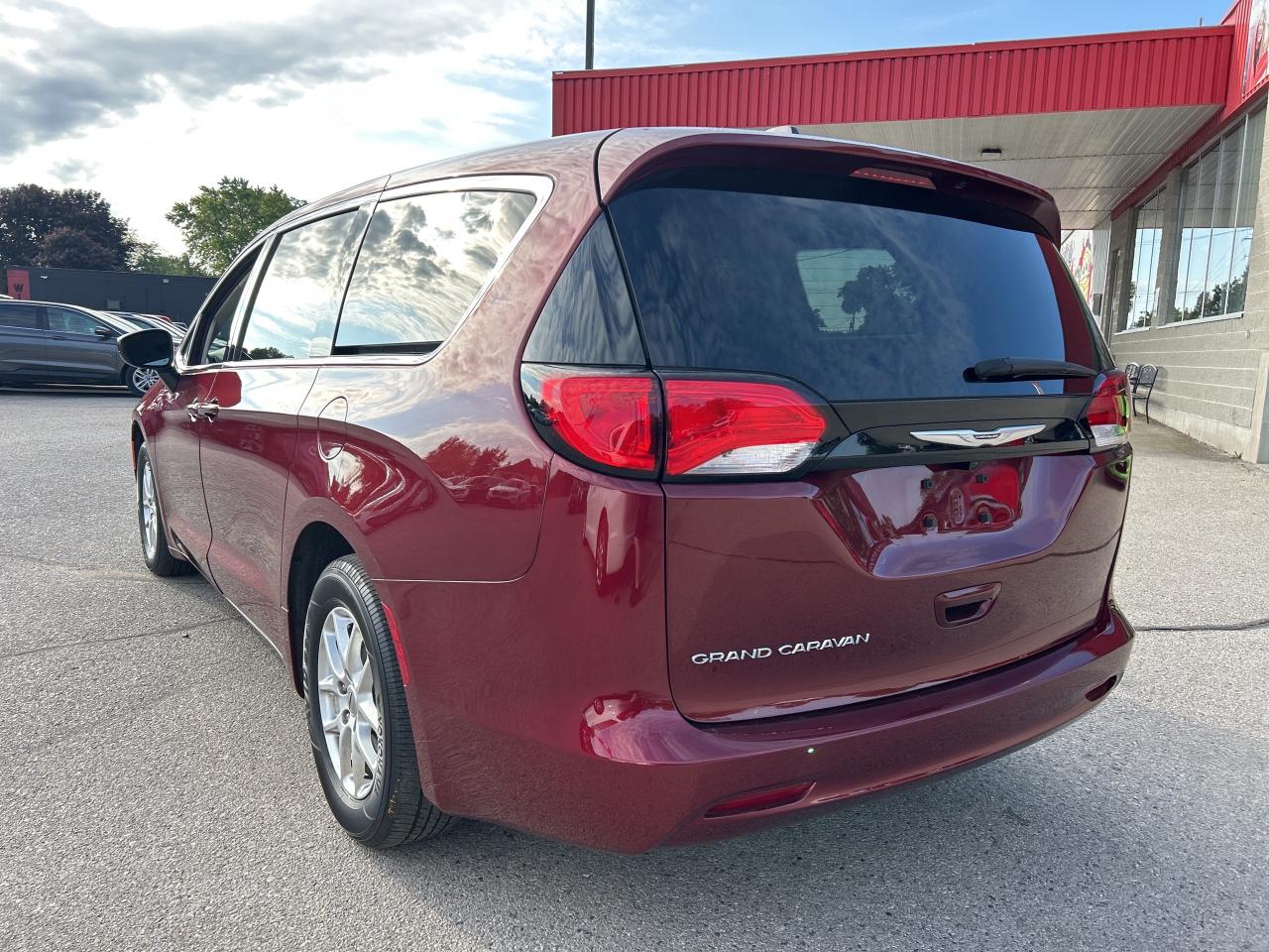 2022 Chrysler Grand Caravan SXT, CLEAN CARFAX, POWER DOORS, REMOTE START! Photo