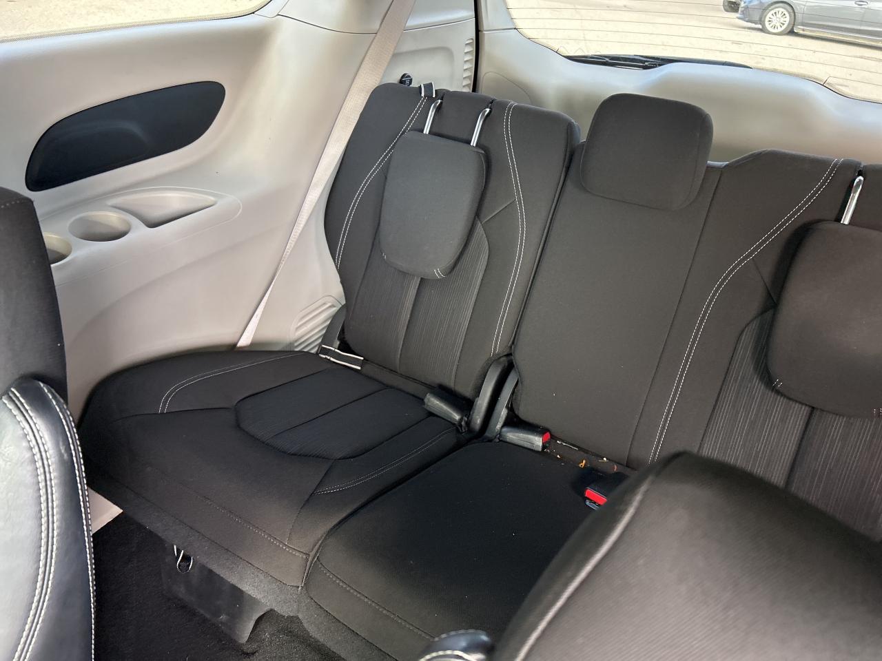 2022 Chrysler Grand Caravan SXT, CLEAN CARFAX, POWER DOORS, REMOTE START! Photo