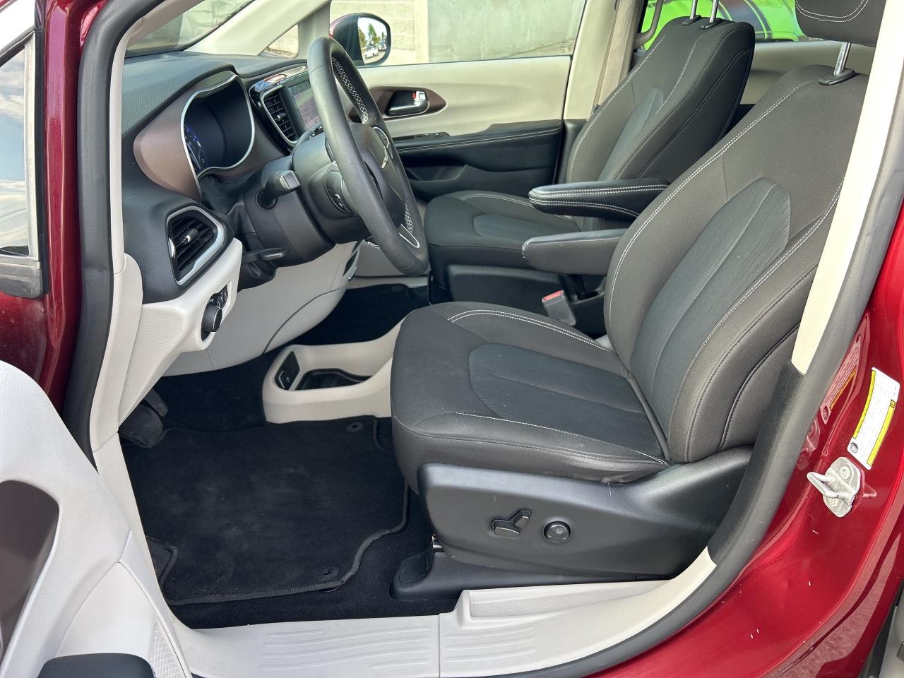 2022 Chrysler Grand Caravan SXT, CLEAN CARFAX, POWER DOORS, REMOTE START! Photo