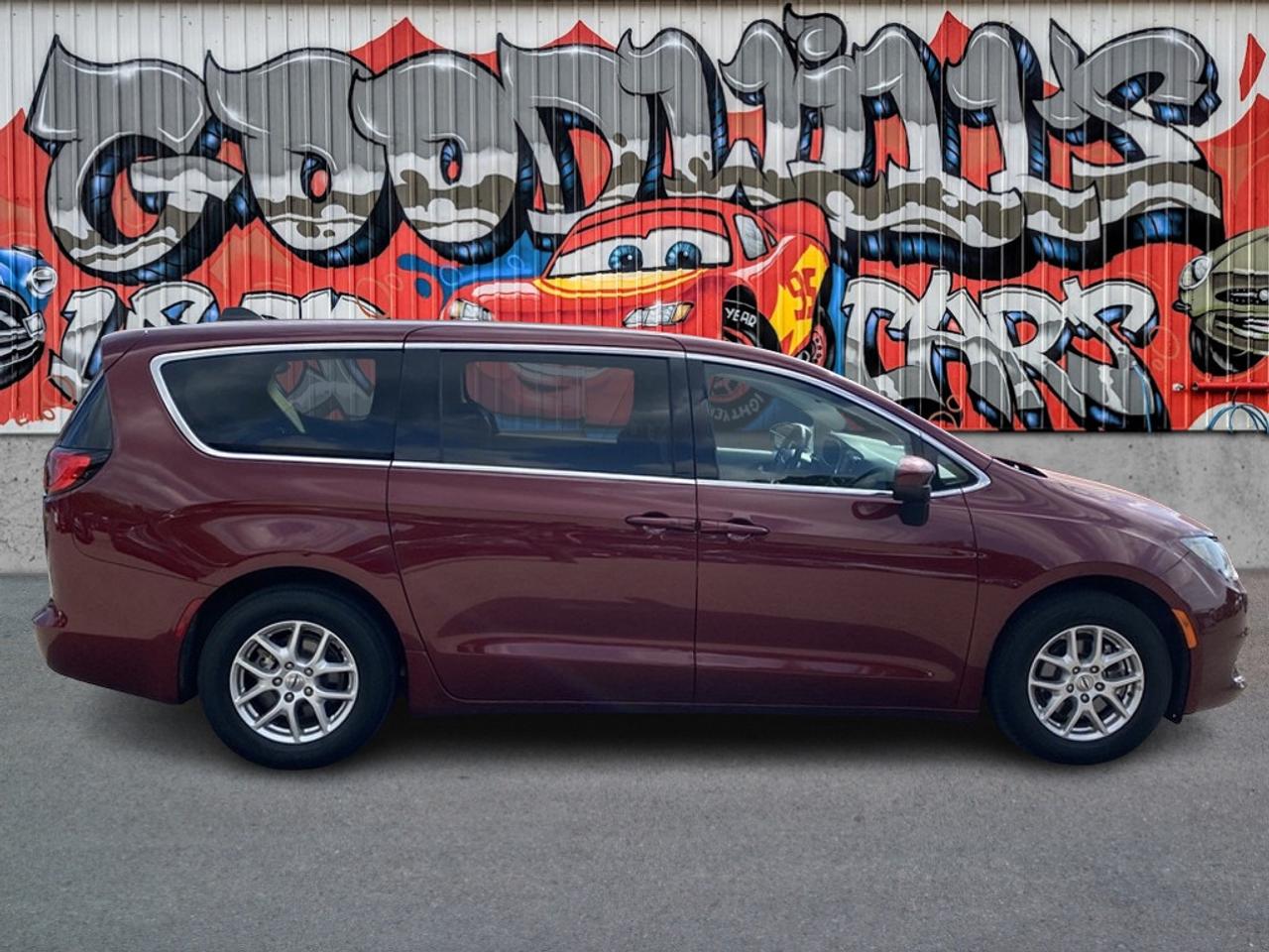 2022 Chrysler Grand Caravan SXT, CLEAN CARFAX, POWER DOORS, REMOTE START! Photo0