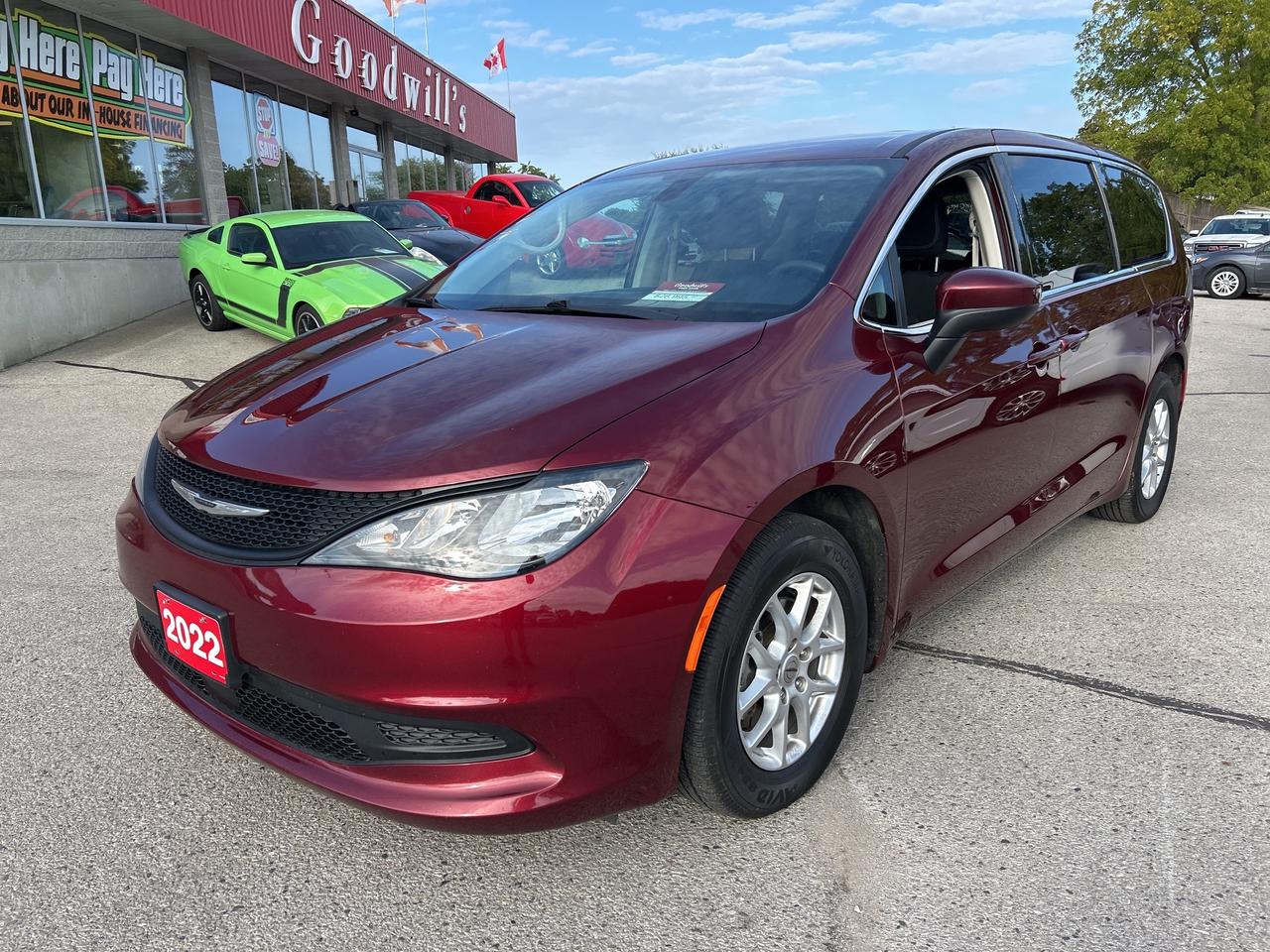 2022 Chrysler Grand Caravan SXT, CLEAN CARFAX, POWER DOORS, REMOTE START! Photo