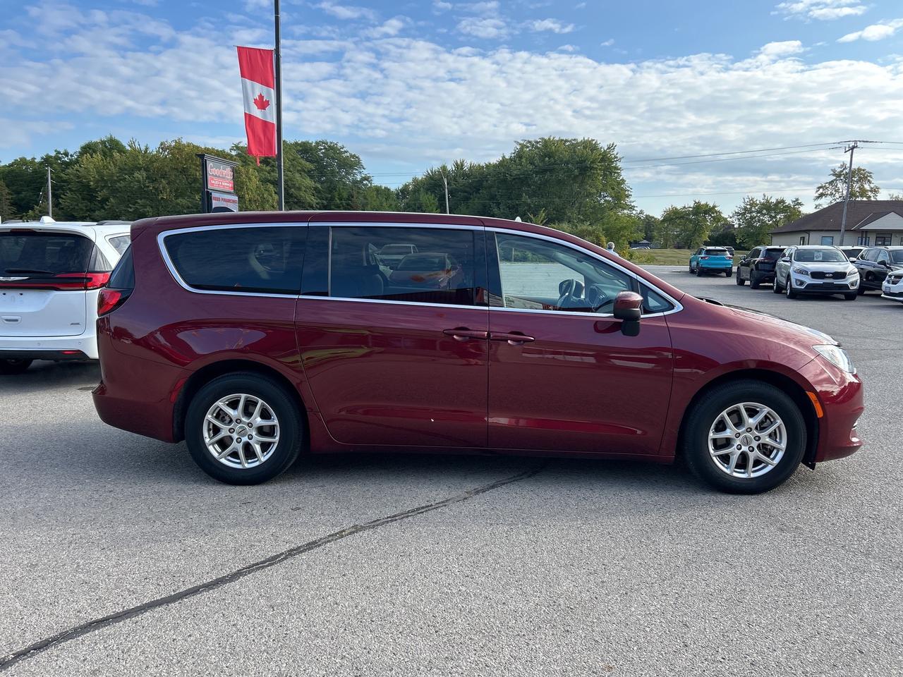 2022 Chrysler Grand Caravan SXT, CLEAN CARFAX, POWER DOORS, REMOTE START! Photo