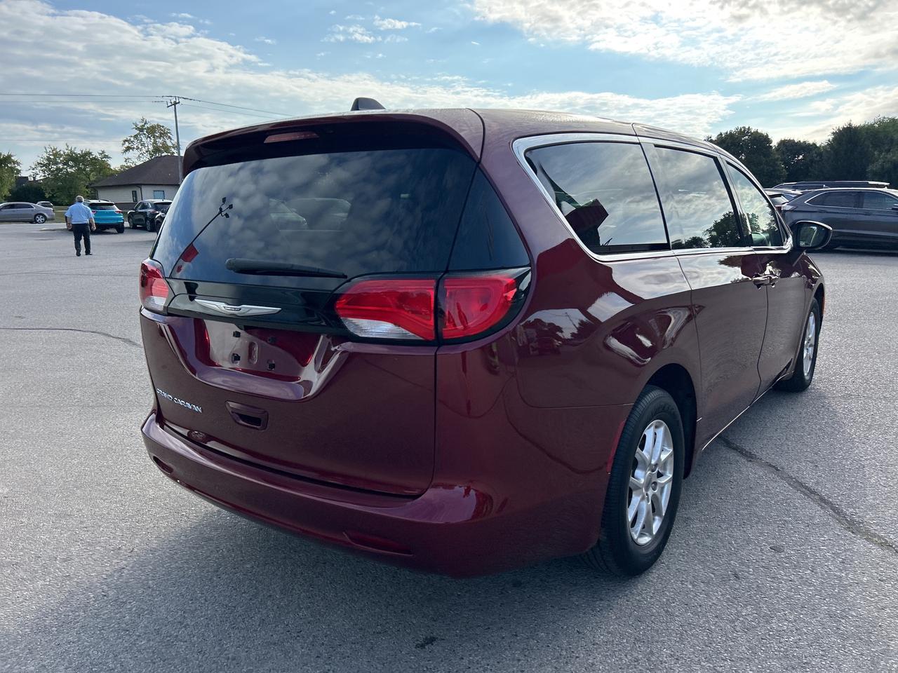 2022 Chrysler Grand Caravan SXT, CLEAN CARFAX, POWER DOORS, REMOTE START! Photo