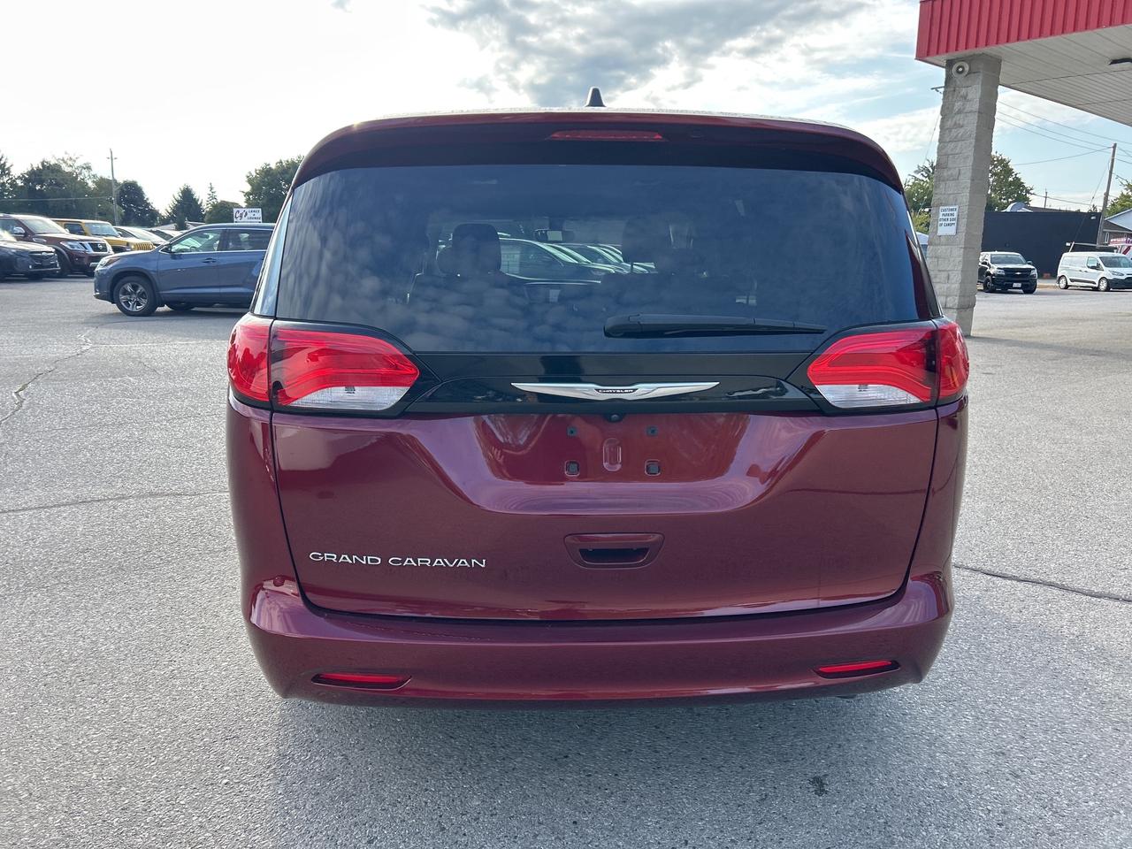 2022 Chrysler Grand Caravan SXT, CLEAN CARFAX, POWER DOORS, REMOTE START! Photo