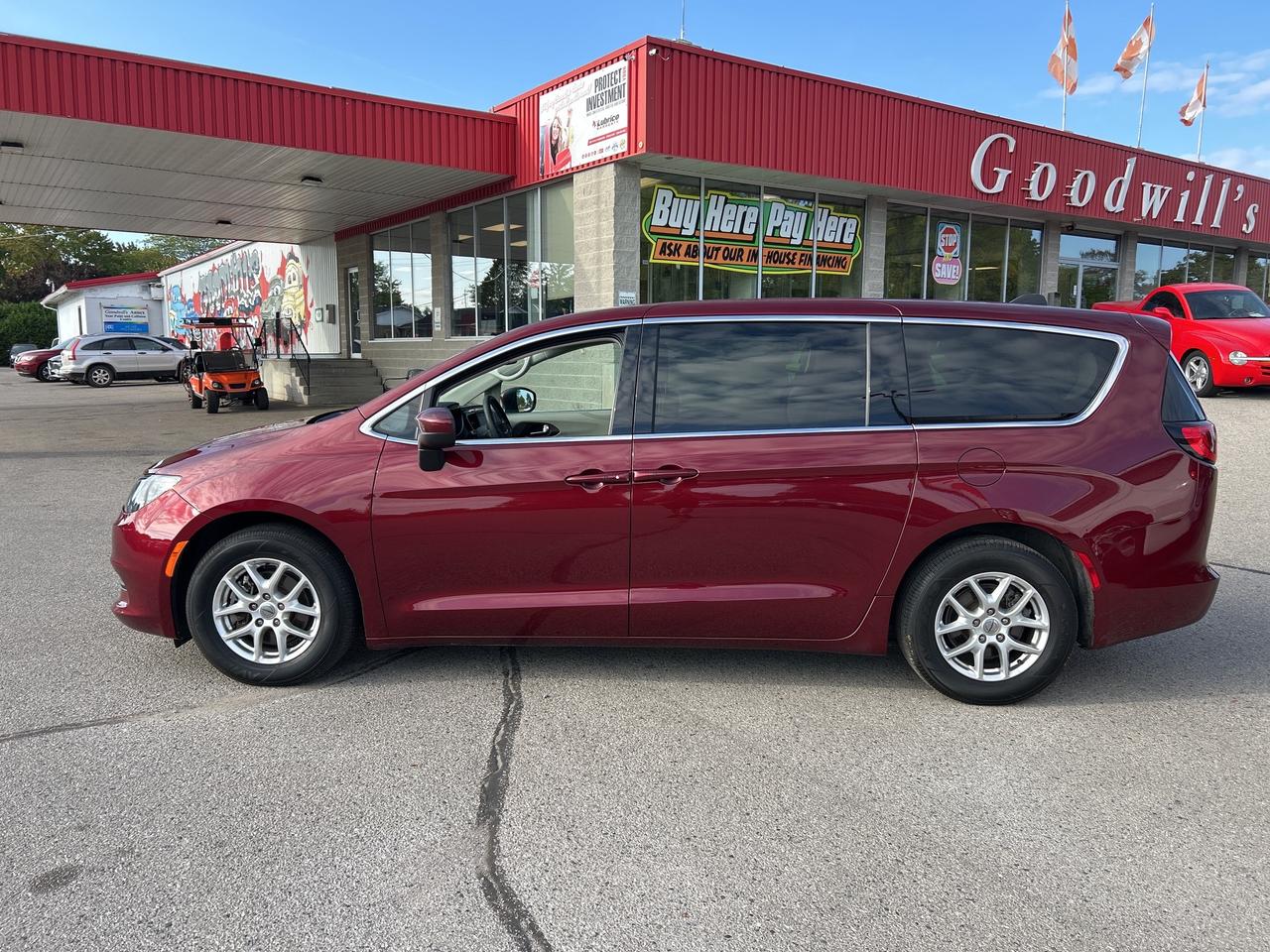 2022 Chrysler Grand Caravan SXT, CLEAN CARFAX, POWER DOORS, REMOTE START! Photo