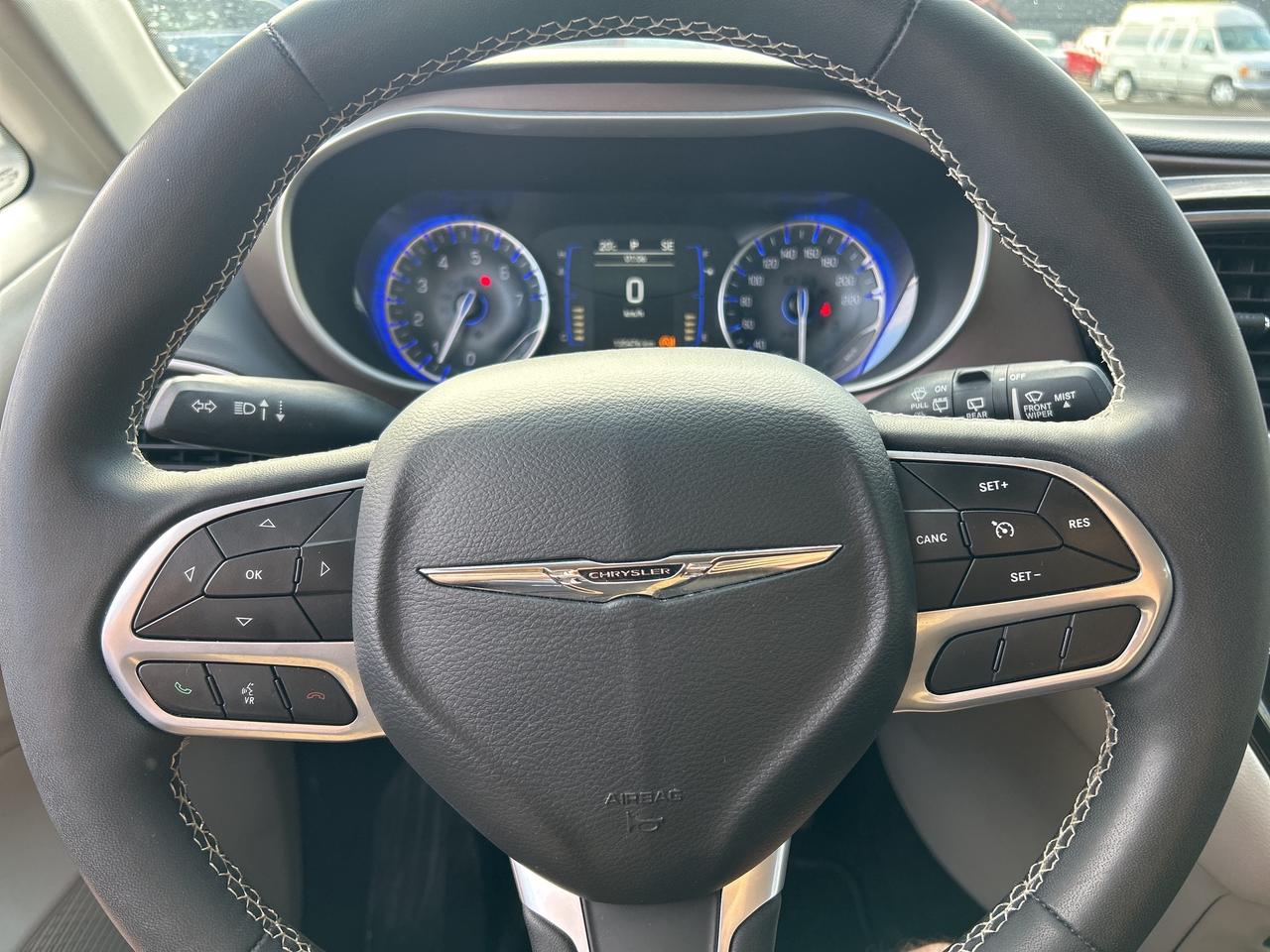 2022 Chrysler Grand Caravan SXT, CLEAN CARFAX, POWER DOORS, REMOTE START! Photo