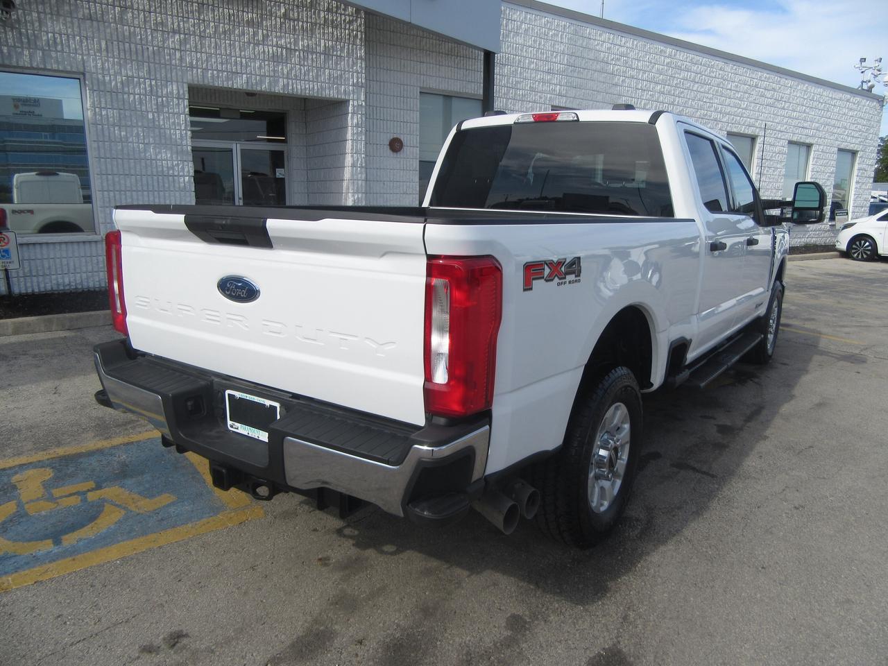 2023 Ford F-250 CREW CAB 4X4 DIESEL XLT PACKAGE / 6.8 FT BOX Photo2