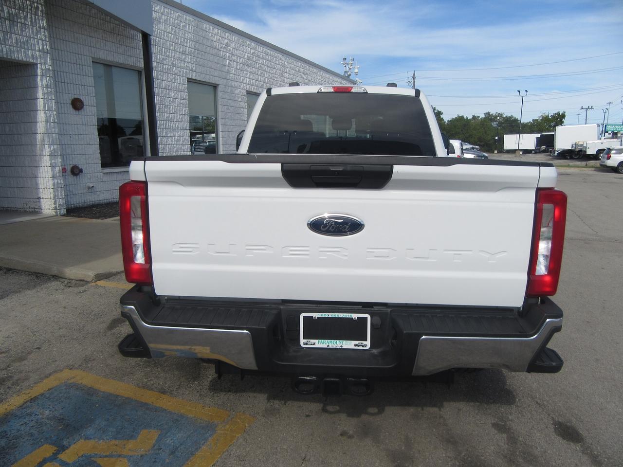 2023 Ford F-250 CREW CAB 4X4 DIESEL XLT PACKAGE / 6.8 FT BOX Photo3