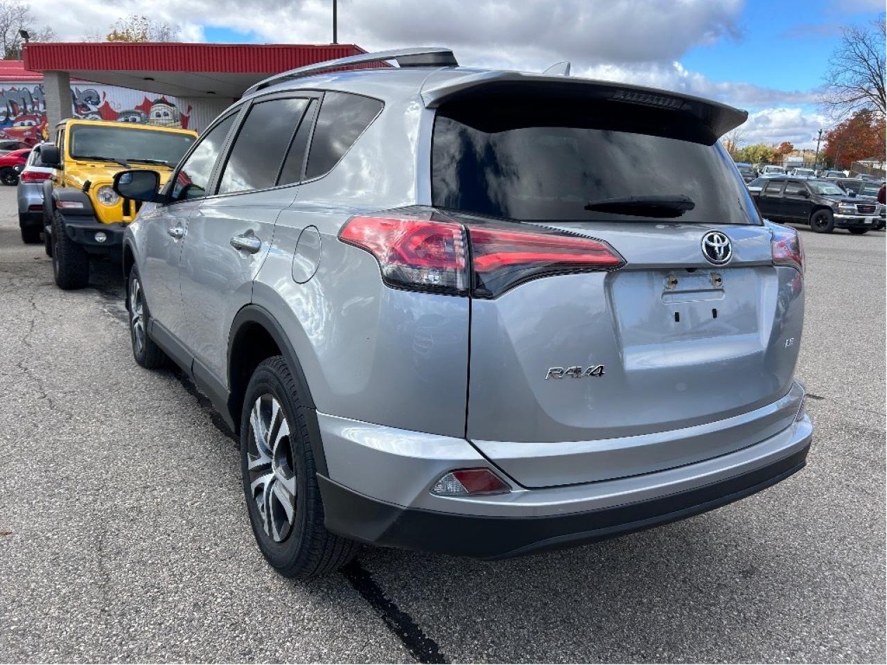 2018 Toyota RAV4 LE, CLEAN CARFAX, FRONT WHEEL DRIVE, ONLY 39 000KM Photo