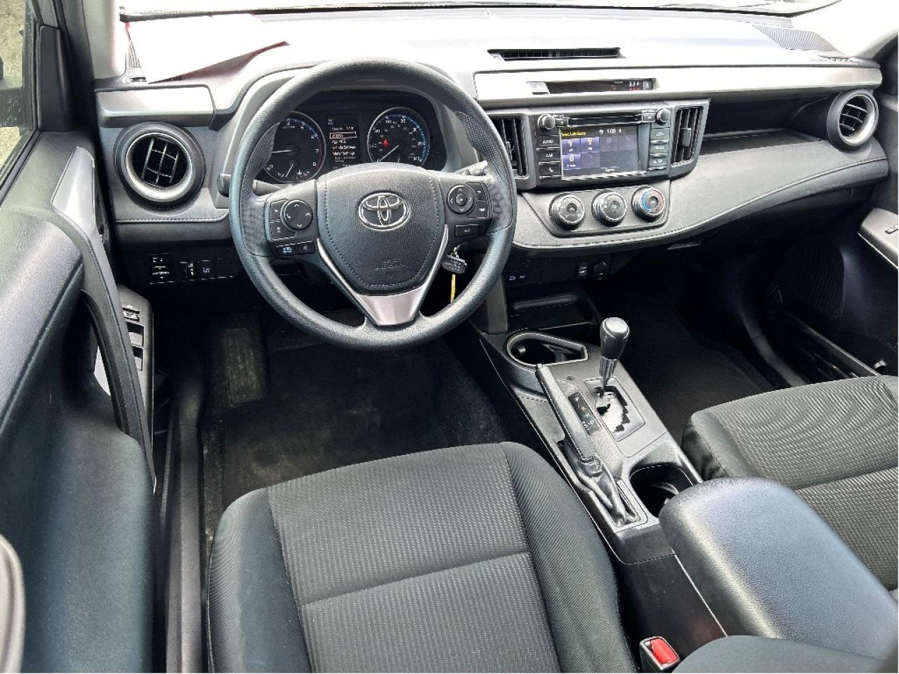 2018 Toyota RAV4 LE, CLEAN CARFAX, FRONT WHEEL DRIVE, ONLY 39 000KM Photo