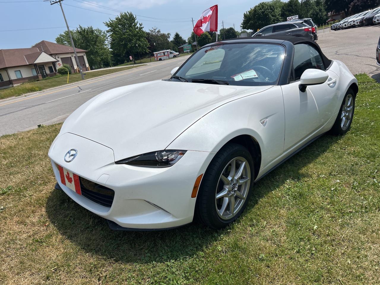 2018 Mazda MX-5 MANUAL, SOFT TOP, LOW KM'S, BLIND SPOT MONITORS! Photo