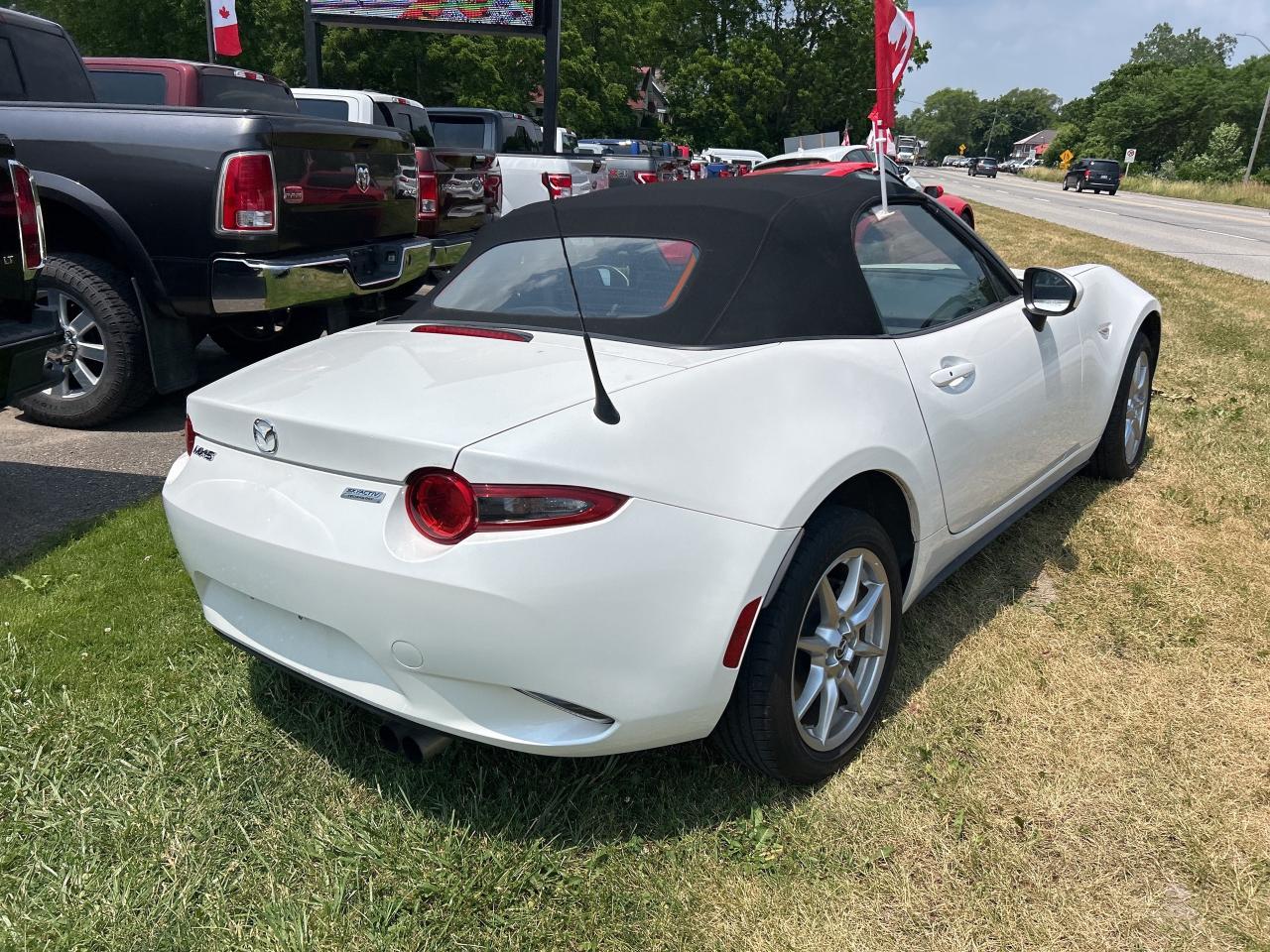 2018 Mazda MX-5 MANUAL, SOFT TOP, LOW KM'S, BLIND SPOT MONITORS! Photo
