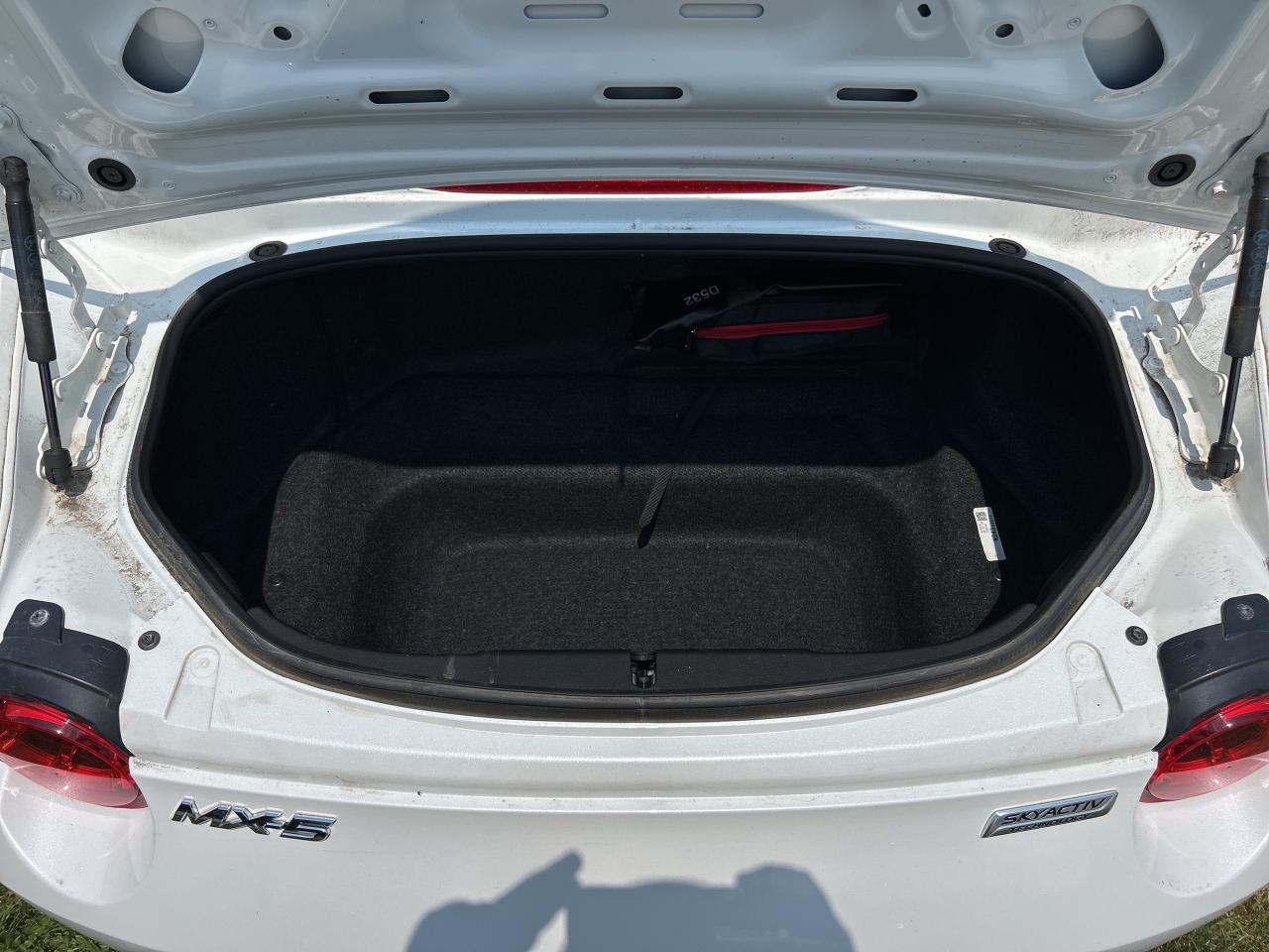 2018 Mazda MX-5 MANUAL, SOFT TOP, LOW KM'S, BLIND SPOT MONITORS! Photo