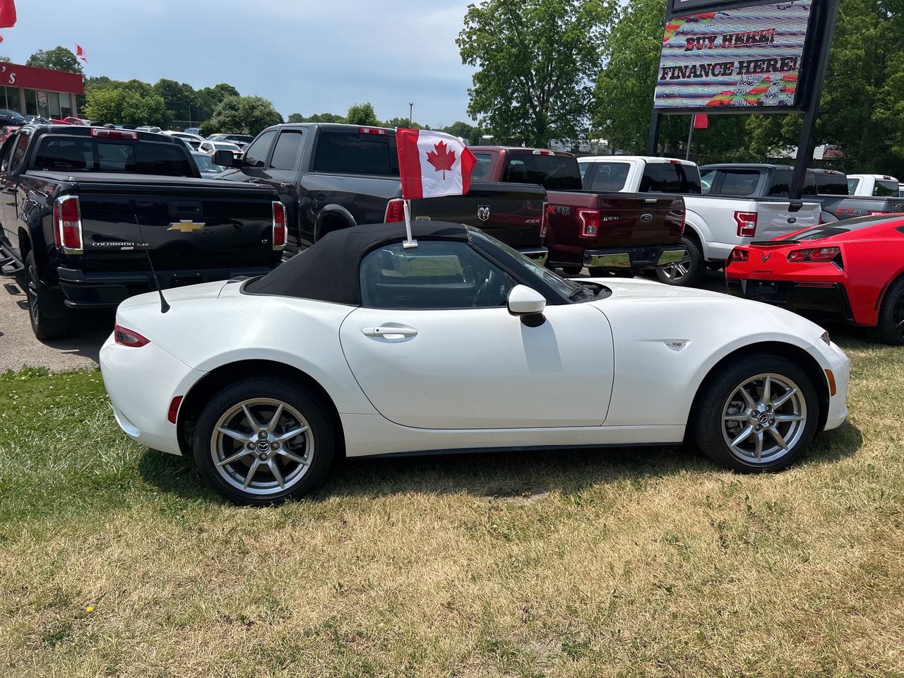 2018 Mazda MX-5 MANUAL, SOFT TOP, LOW KM'S, BLIND SPOT MONITORS! Photo