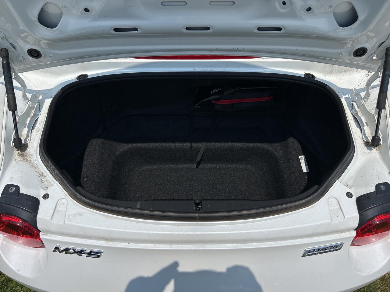 2018 Mazda MX-5 MANUAL, SOFT TOP, LOW KM'S, BLIND SPOT MONITORS! Photo