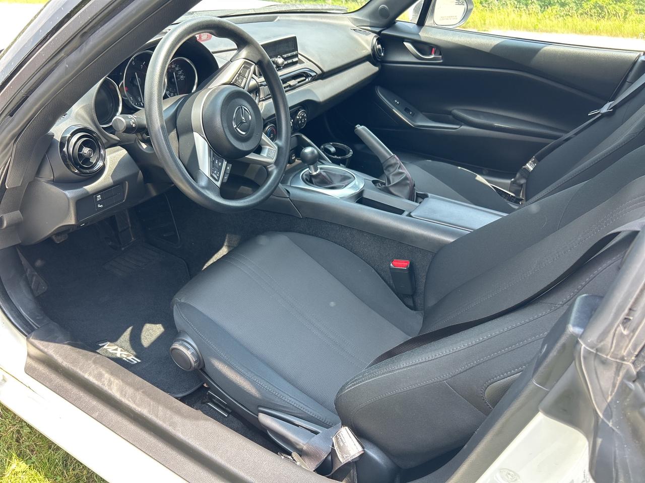 2018 Mazda MX-5 MANUAL, SOFT TOP, LOW KM'S, BLIND SPOT MONITORS! Photo