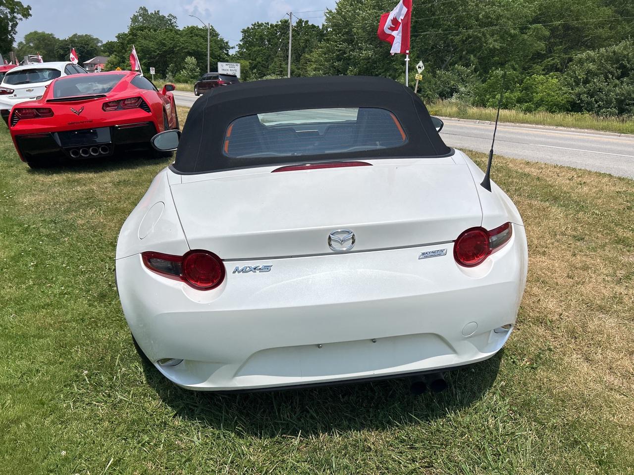 2018 Mazda MX-5 MANUAL, SOFT TOP, LOW KM'S, BLIND SPOT MONITORS! Photo