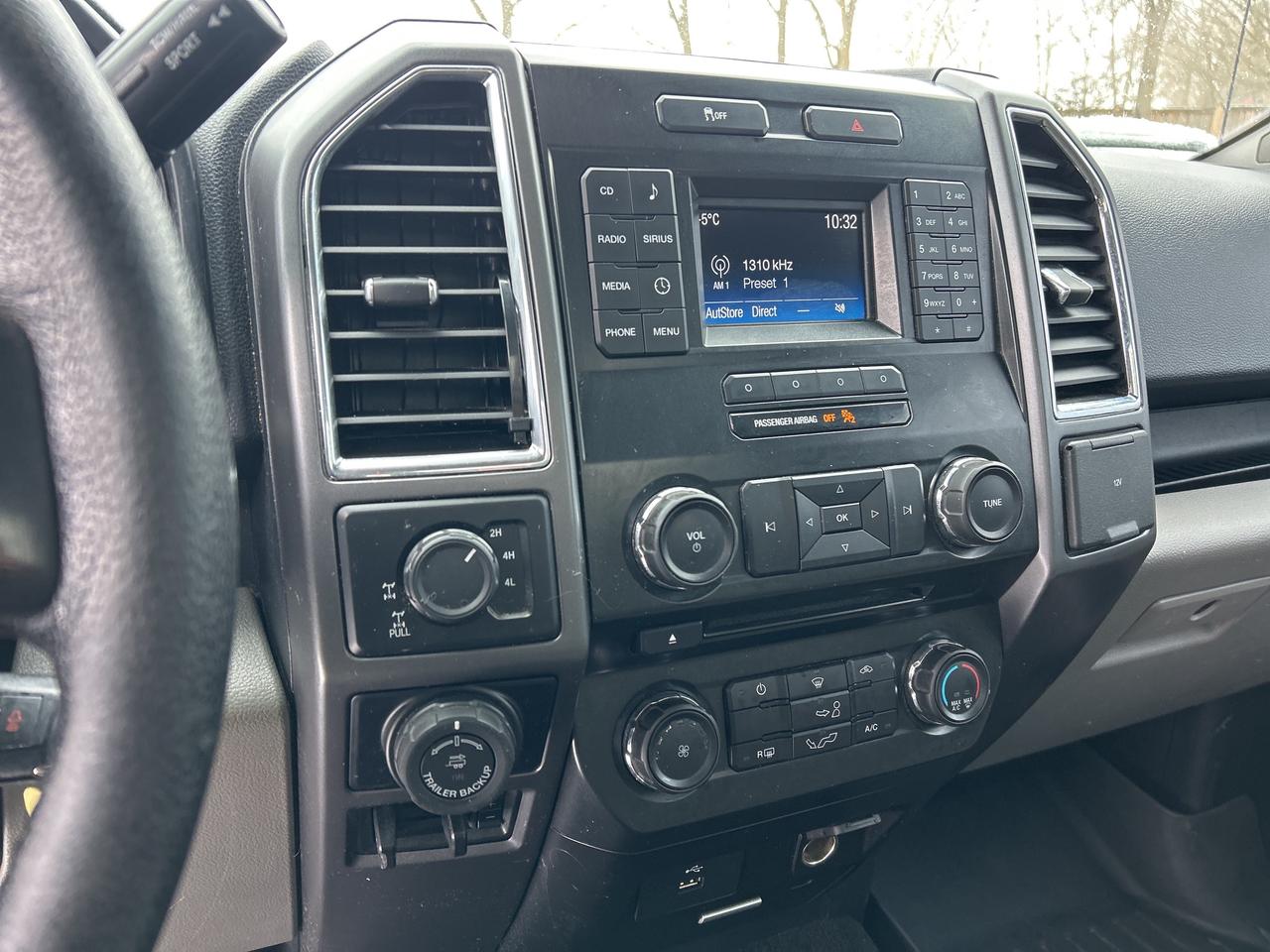 2016 Ford F-150 XLT, REG CAB 4X4, 8 FT BOX, BACK UP CAMERA! Photo