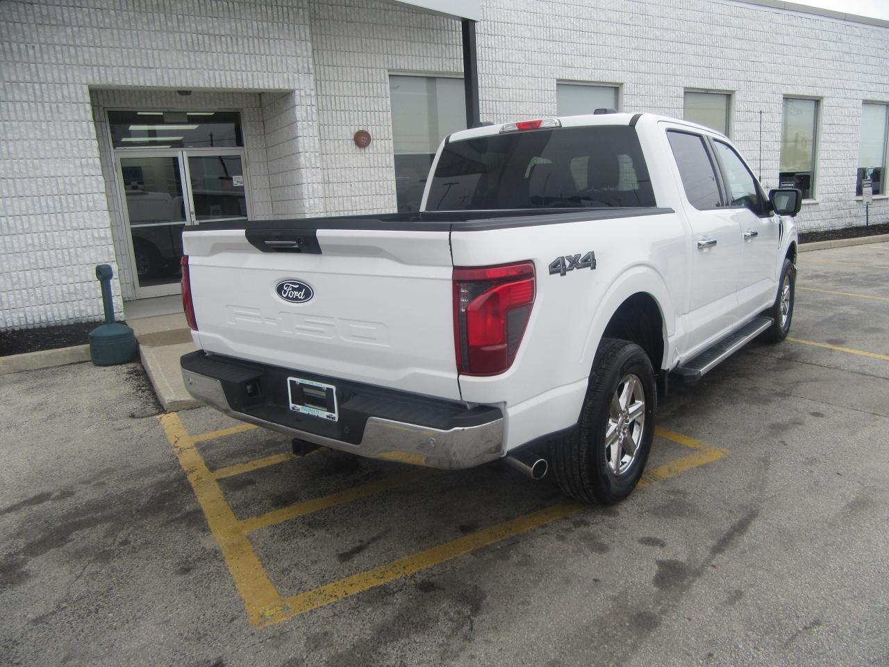2024 Ford F-150 CREW CAB 4X4 5.5FT BOX XLT PACKAGE Photo2