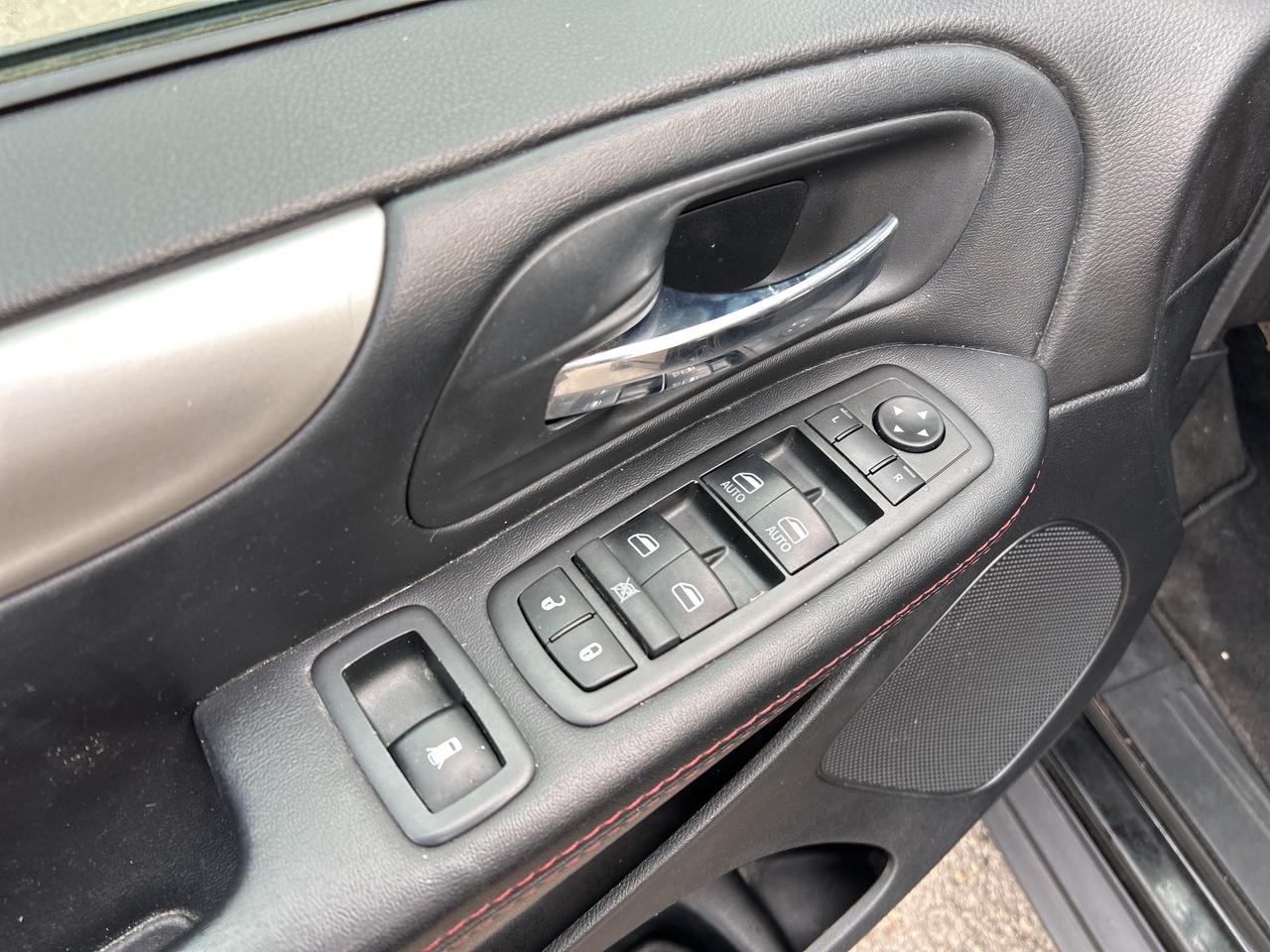 2019 Dodge Grand Caravan GT, POWER DOORS, REMOTE START, CLEAN CARFAX! Photo