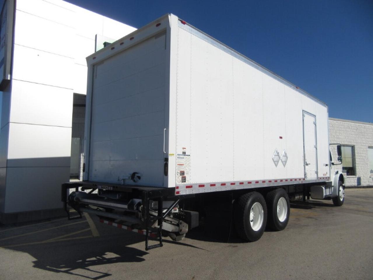 2018 Freightliner M2-106 DIESEL TANDEM AXLE CAB & CHASIS Photo2