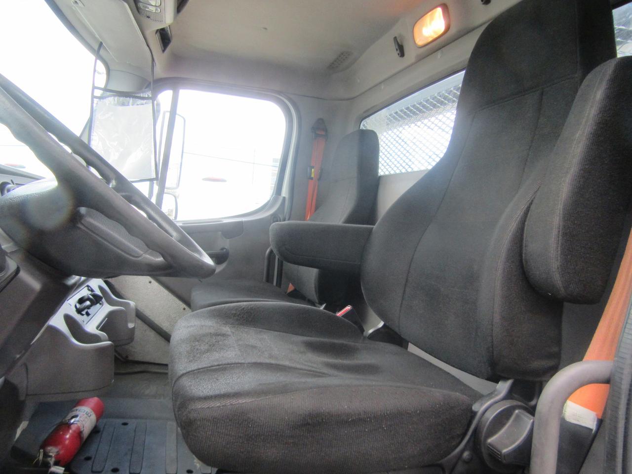 2018 Freightliner M2-106 DIESEL TANDEM AXLE NEW 26FT FLAT DECK / STRAP PKG Photo