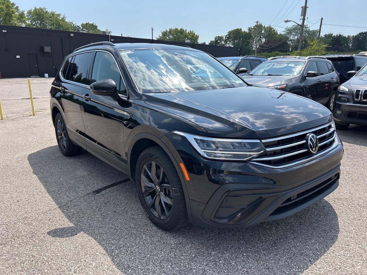 2022 Volkswagen Tiguan SE, LEATHER, CLEAN CARFAX, BACK UP CAMERA! Photo