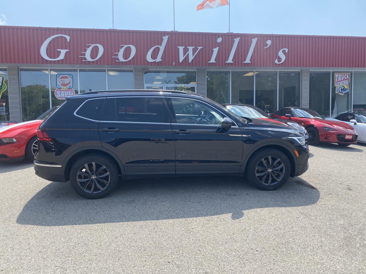 2022 Volkswagen Tiguan SE, LEATHER, CLEAN CARFAX, BACK UP CAMERA! Photo0