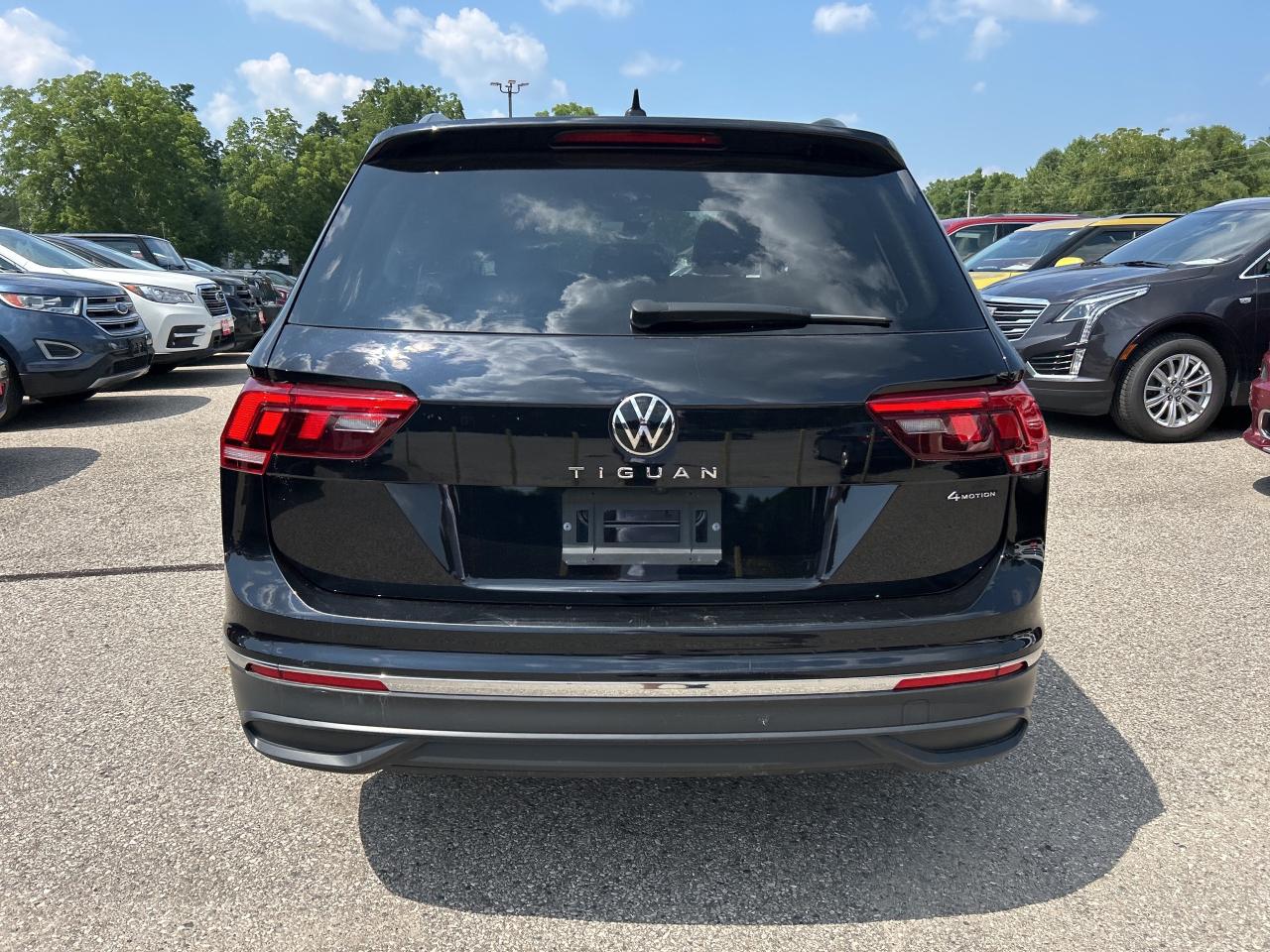 2022 Volkswagen Tiguan SE, LEATHER, CLEAN CARFAX, BACK UP CAMERA! Photo