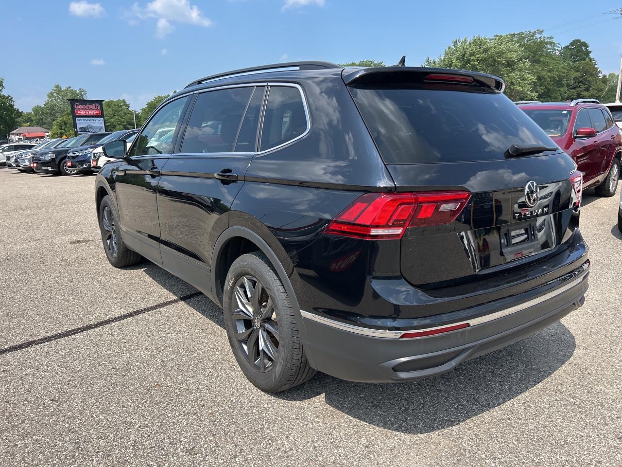 2022 Volkswagen Tiguan SE, LEATHER, CLEAN CARFAX, BACK UP CAMERA! Photo