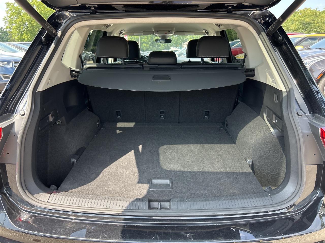 2022 Volkswagen Tiguan SE, LEATHER, CLEAN CARFAX, BACK UP CAMERA! Photo