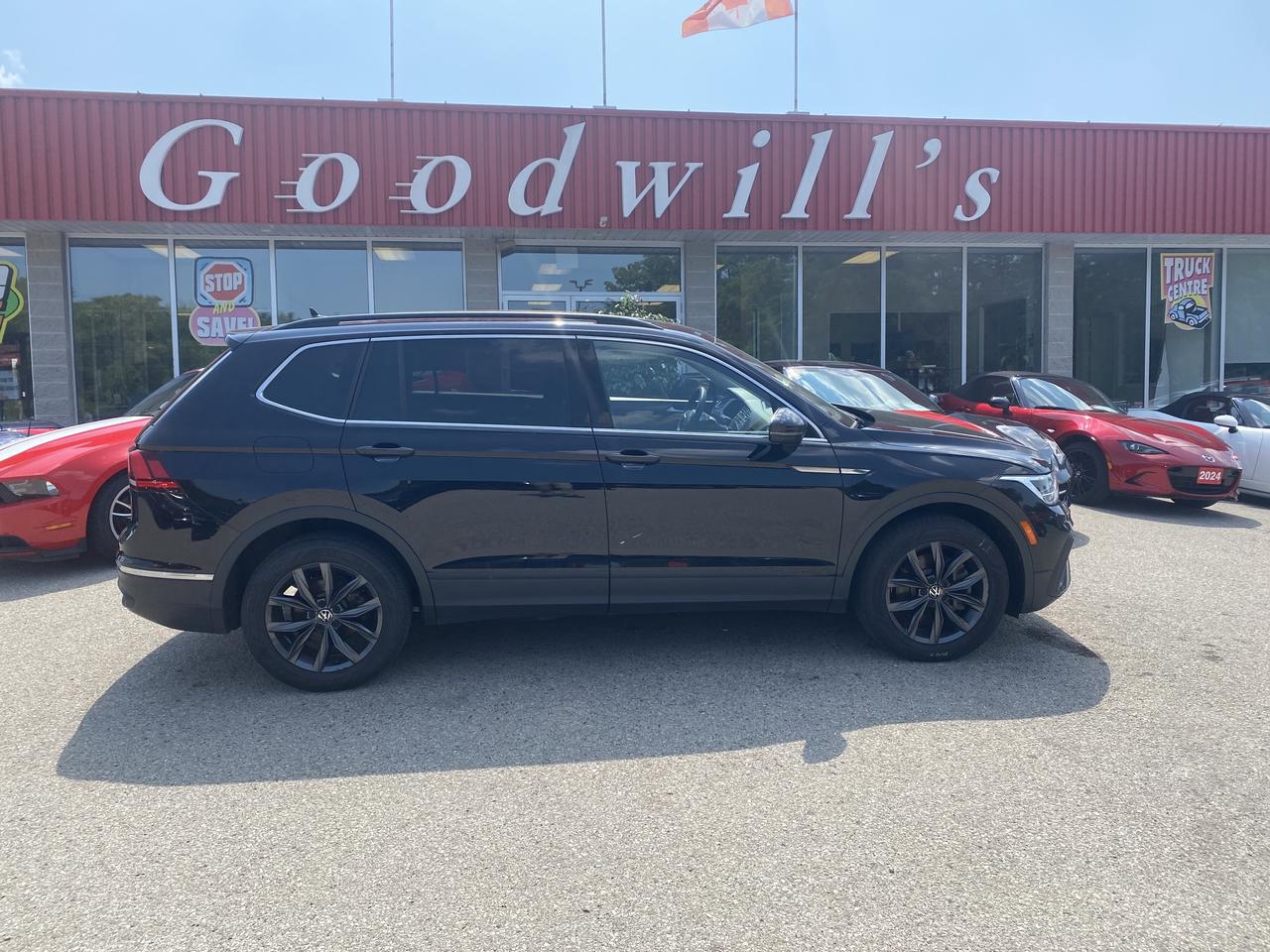 2022 Volkswagen Tiguan SE, LEATHER, CLEAN CARFAX, BACK UP CAMERA! Photo