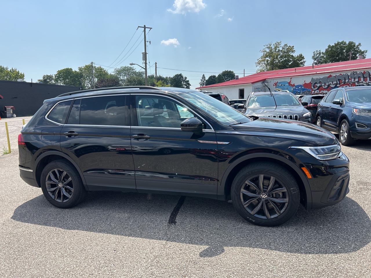 2022 Volkswagen Tiguan SE, LEATHER, CLEAN CARFAX, BACK UP CAMERA! Photo4