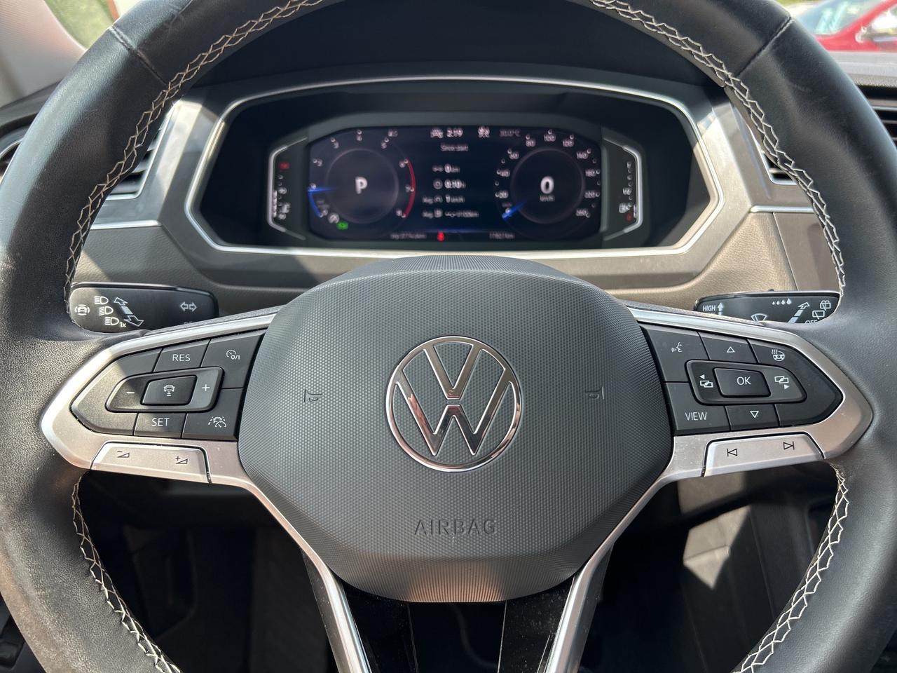 2022 Volkswagen Tiguan SE, LEATHER, CLEAN CARFAX, BACK UP CAMERA! Photo