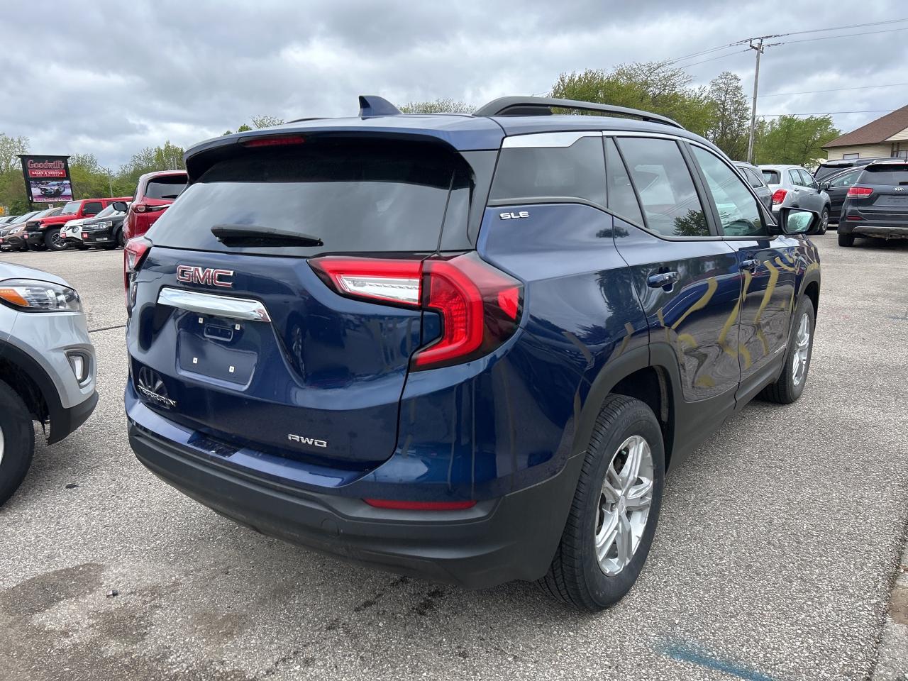 2023 GMC Terrain SLE, CLEAN CARFAX, REMOTE START, AWD! Photo4