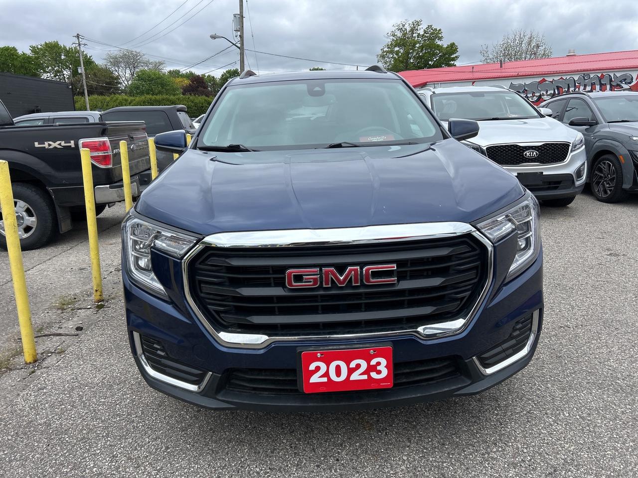 2023 GMC Terrain SLE, CLEAN CARFAX, REMOTE START, AWD! Photo2
