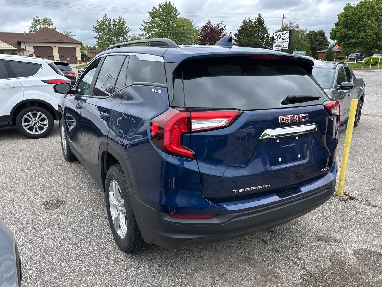 2023 GMC Terrain SLE, CLEAN CARFAX, REMOTE START, AWD! Photo