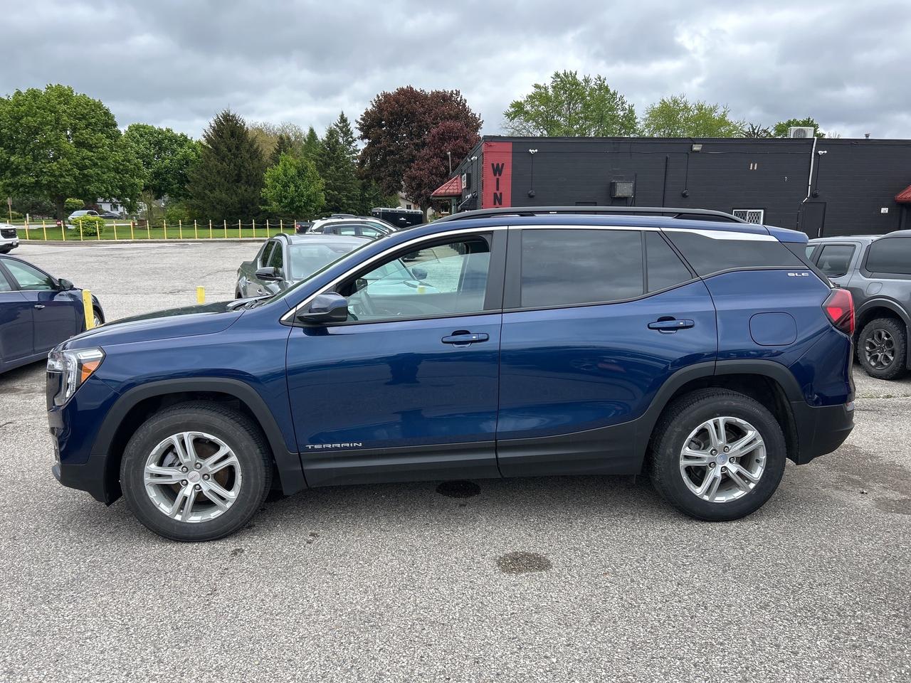 2023 GMC Terrain SLE, CLEAN CARFAX, REMOTE START, AWD! Photo