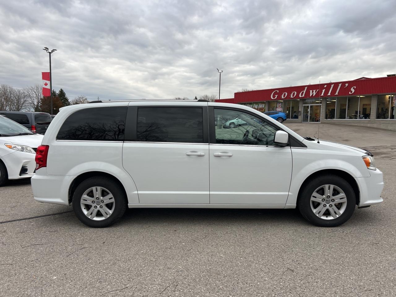 2020 Dodge Grand Caravan CREW, HEATED LEATHER, POWER SLIDING DOORS! Photo4