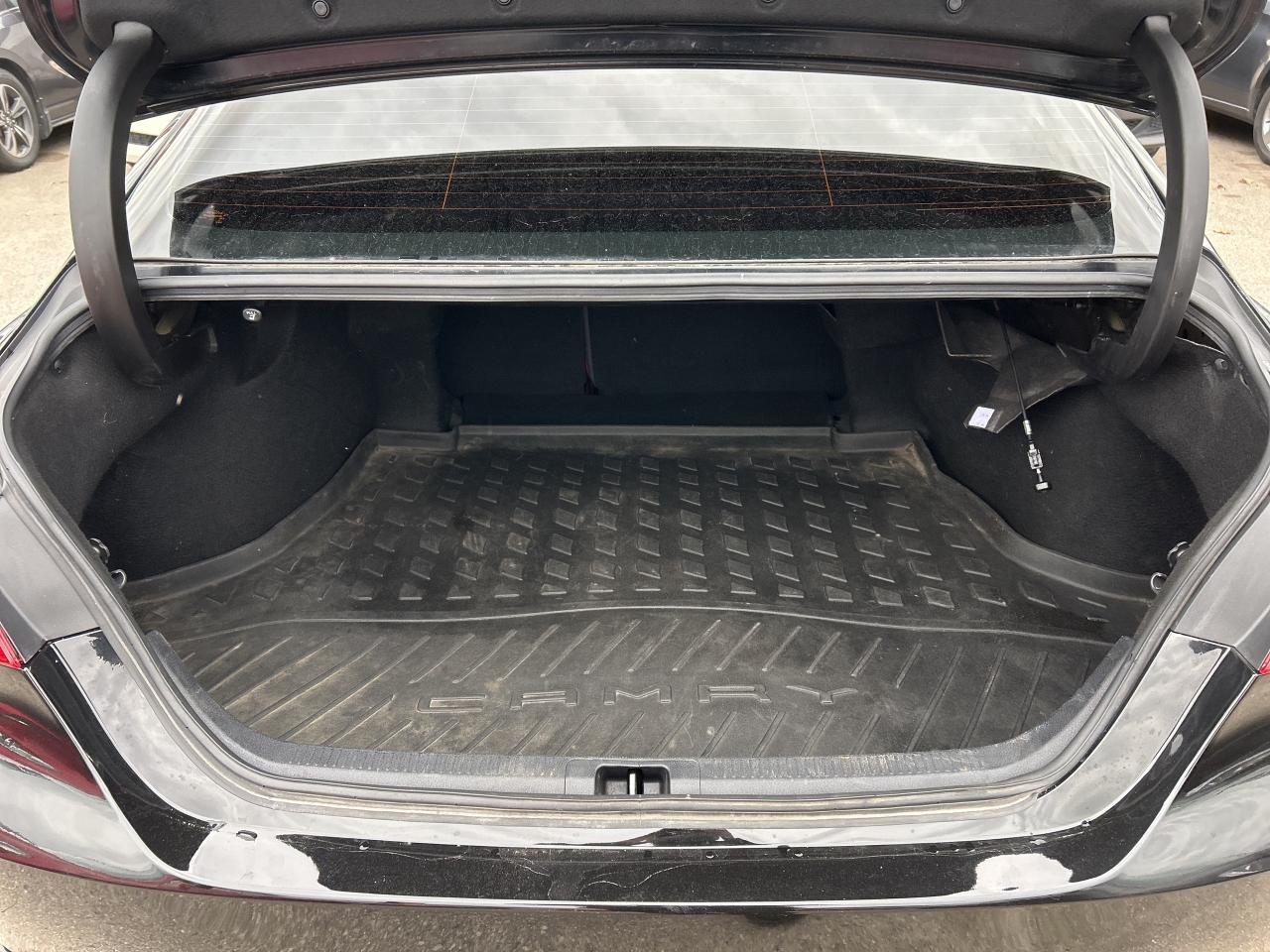 2020 Toyota Camry XSE, BACK UP CAMERA, LEATHER, SUNROOF! Photo