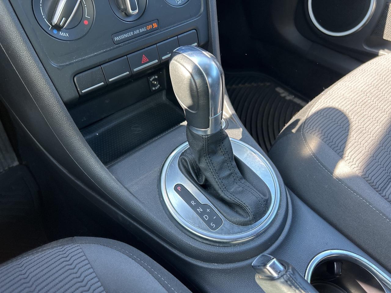 2012 Volkswagen Beetle COMFORTLINE, AUTO, HEATED CLOTH! Photo