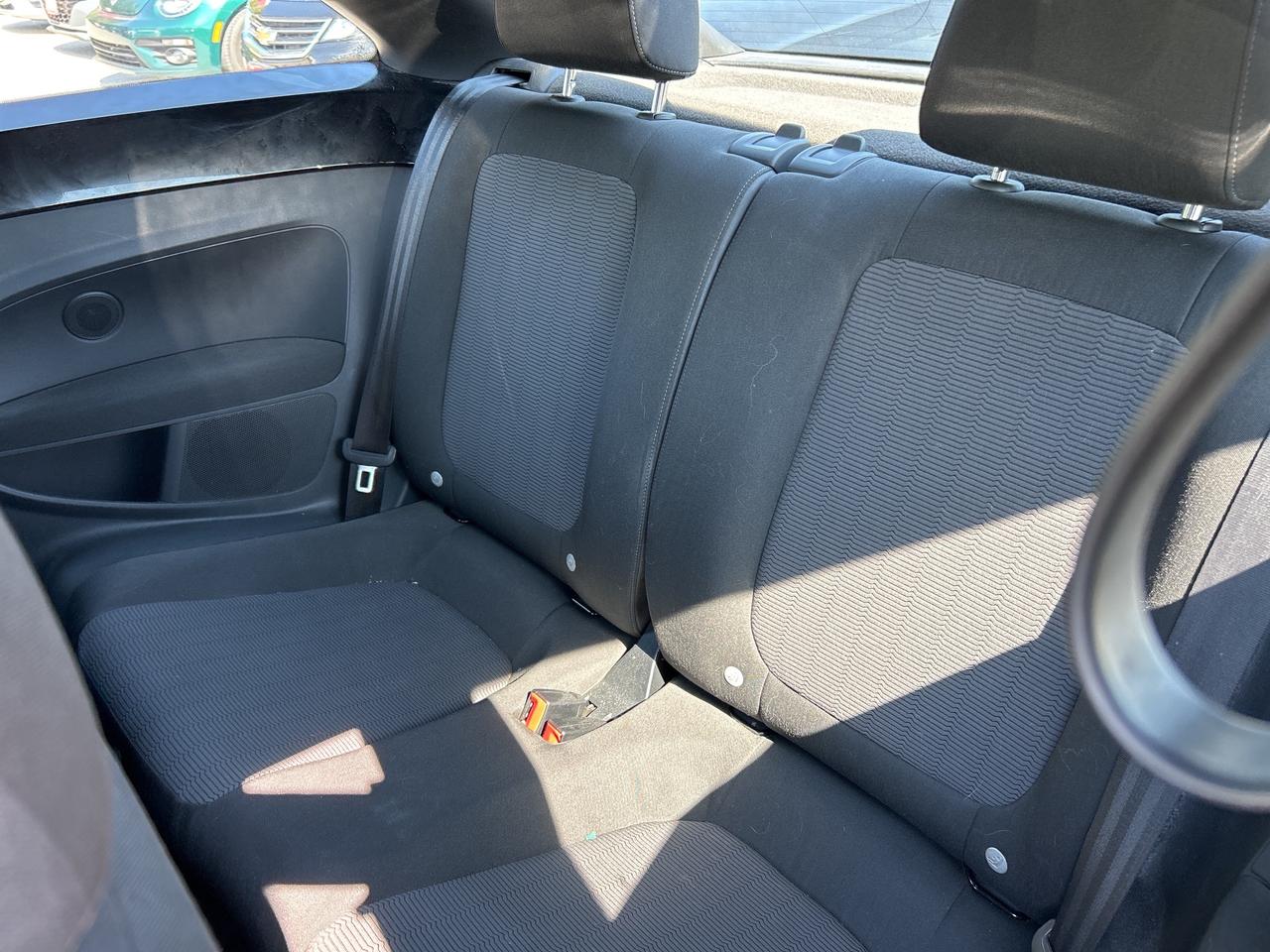 2012 Volkswagen Beetle COMFORTLINE, AUTO, HEATED CLOTH! Photo